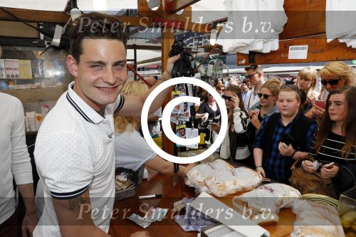 Amsterdam 8 juni 2016
Douwe Bob verkoopt de eerste 100 jaarten voor zijn concert in de heineken music hall HMH op de albert Cuyp markt.