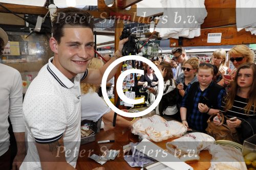 Amsterdam 8 juni 2016
Douwe Bob verkoopt de eerste 100 jaarten voor zijn concert in de heineken music hall HMH op de albert Cuyp markt.