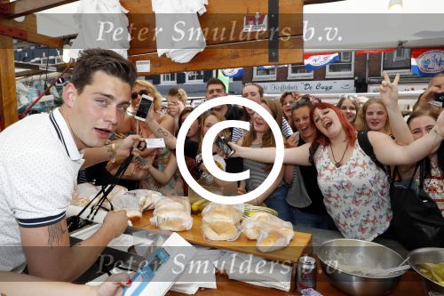 Amsterdam 8 juni 2016
Douwe Bob verkoopt de eerste 100 jaarten voor zijn concert in de heineken music hall HMH op de albert Cuyp markt.