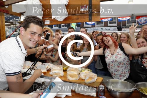 Amsterdam 8 juni 2016
Douwe Bob verkoopt de eerste 100 jaarten voor zijn concert in de heineken music hall HMH op de albert Cuyp markt.