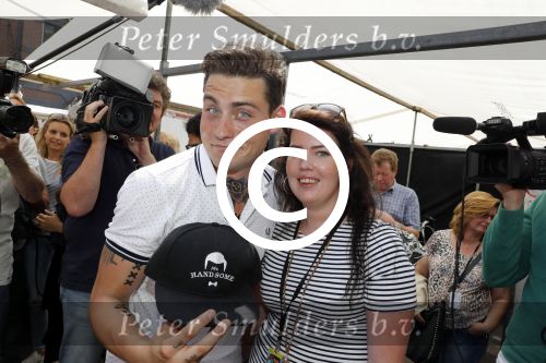 Amsterdam 8 juni 2016
Douwe Bob verkoopt de eerste 100 jaarten voor zijn concert in de heineken music hall HMH op de albert Cuyp markt.