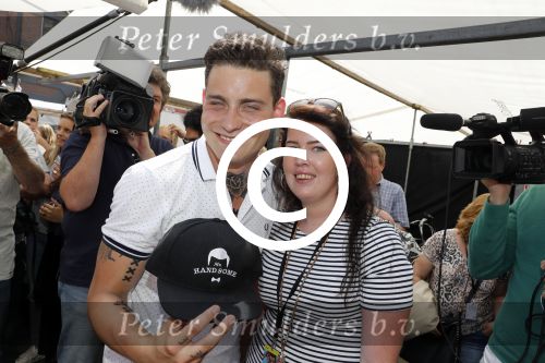 Amsterdam 8 juni 2016
Douwe Bob verkoopt de eerste 100 jaarten voor zijn concert in de heineken music hall HMH op de albert Cuyp markt.