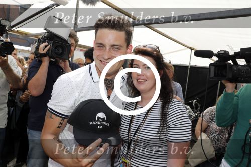 Amsterdam 8 juni 2016
Douwe Bob verkoopt de eerste 100 jaarten voor zijn concert in de heineken music hall HMH op de albert Cuyp markt.