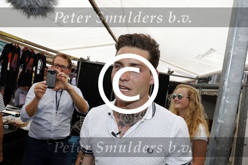 Amsterdam 8 juni 2016
Douwe Bob verkoopt de eerste 100 jaarten voor zijn concert in de heineken music hall HMH op de albert Cuyp markt.