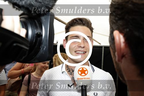 Amsterdam 8 juni 2016
Douwe Bob verkoopt de eerste 100 jaarten voor zijn concert in de heineken music hall HMH op de albert Cuyp markt.