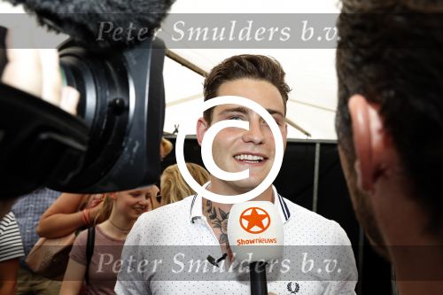 Amsterdam 8 juni 2016
Douwe Bob verkoopt de eerste 100 jaarten voor zijn concert in de heineken music hall HMH op de albert Cuyp markt.