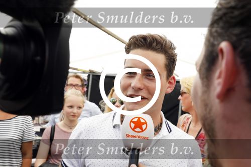Amsterdam 8 juni 2016
Douwe Bob verkoopt de eerste 100 jaarten voor zijn concert in de heineken music hall HMH op de albert Cuyp markt.