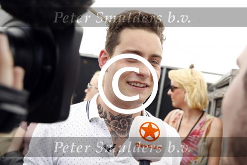 Amsterdam 8 juni 2016
Douwe Bob verkoopt de eerste 100 jaarten voor zijn concert in de heineken music hall HMH op de albert Cuyp markt.