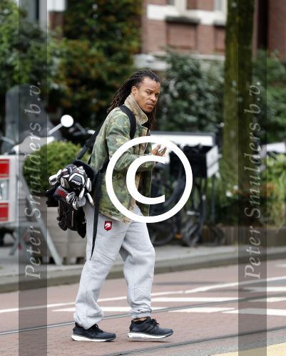Amsterdam 13 juni 2016
Edgar davids met golftas op straat in Amsterdam zuid.
