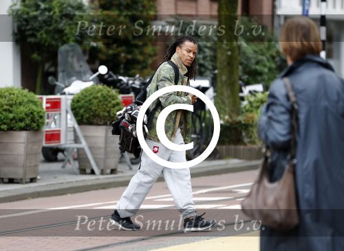 Amsterdam 13 juni 2016
Edgar davids met golftas op straat in Amsterdam zuid.