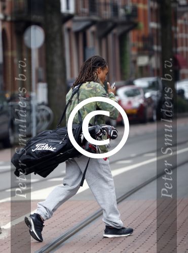 Amsterdam 13 juni 2016
Edgar davids met golftas op straat in Amsterdam zuid.