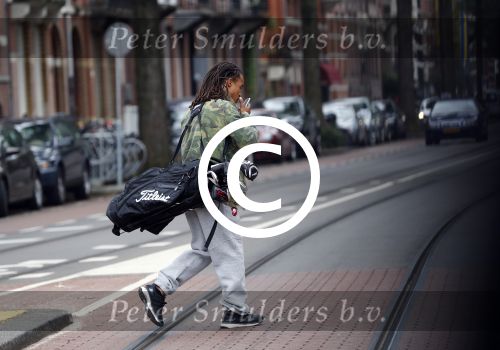 Amsterdam 13 juni 2016
Edgar davids met golftas op straat in Amsterdam zuid.