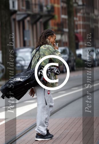 Amsterdam 13 juni 2016
Edgar davids met golftas op straat in Amsterdam zuid.