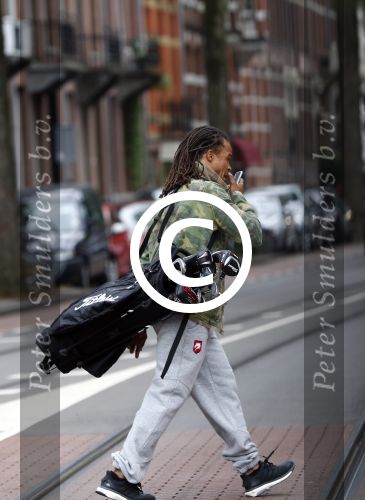 Amsterdam 13 juni 2016
Edgar davids met golftas op straat in Amsterdam zuid.