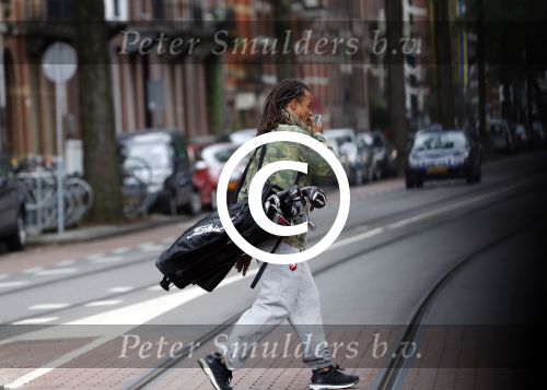 Amsterdam 13 juni 2016
Edgar davids met golftas op straat in Amsterdam zuid.