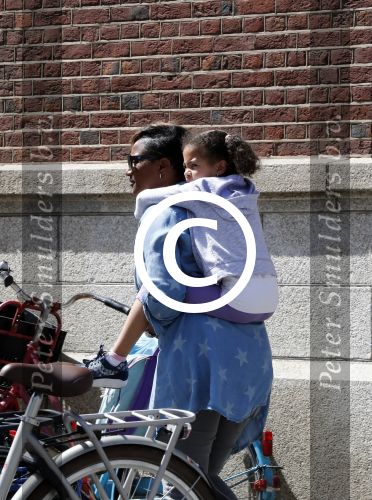 Amsterdam 9 juni 2016 
Edsilia Rombley met dochter in haar nek