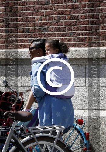 Amsterdam 9 juni 2016 
Edsilia Rombley met dochter in haar nek