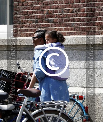 Amsterdam 9 juni 2016 
Edsilia Rombley met dochter in haar nek