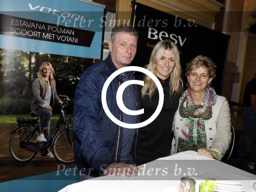 Amsterdam 14 juni 2016
Presentatie electrische fiets van het merk BESV met Estavana Polman. CEO Andy Su is ook aanwezig bij de presentatie in het Amstel Hotel. Estavana met vader en moeder