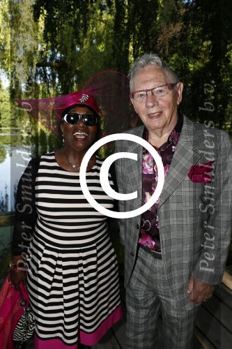 Haarzuilens 22 juni 2016
Haringparty op kasteel Haarzuilens. Gerda Havertong met man