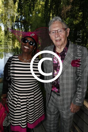 Haarzuilens 22 juni 2016
Haringparty op kasteel Haarzuilens. Gerda Havertong met man