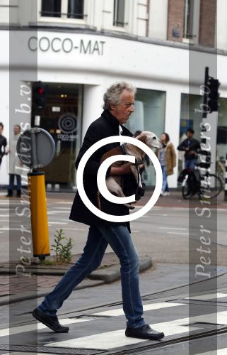 Amsterdam 13 juni 2016
Hans v Willigenburg laat zijn hond uit.