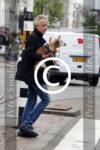 Amsterdam 13 juni 2016
Hans v Willigenburg laat zijn hond uit.