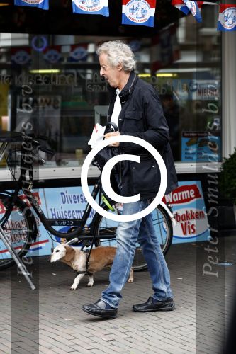 Amsterdam 13 juni 2016
Hans v Willigenburg laat zijn hond uit.