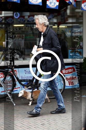 Amsterdam 13 juni 2016
Hans v Willigenburg laat zijn hond uit.