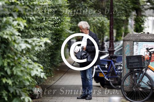 Amsterdam 13 juni 2016
Hans v Willigenburg laat zijn hond uit.