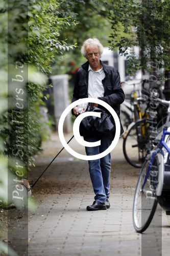 Amsterdam 13 juni 2016
Hans v Willigenburg laat zijn hond uit.