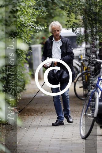 Amsterdam 13 juni 2016
Hans v Willigenburg laat zijn hond uit.