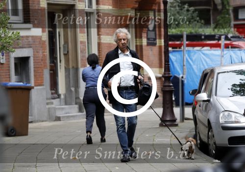 Amsterdam 13 juni 2016
Hans v Willigenburg laat zijn hond uit.