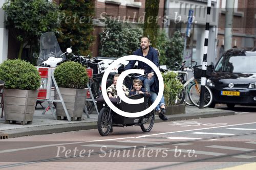 Amsterdam 13 juni 2016
Johnny Heitinga met zijn vrouw Charlotte Sophie en kinderen Jezebel en Lennox op de bakfiets in Amsterdam zuid.