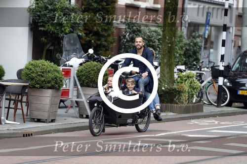 Amsterdam 13 juni 2016
Johnny Heitinga met zijn vrouw Charlotte Sophie en kinderen Jezebel en Lennox op de bakfiets in Amsterdam zuid.