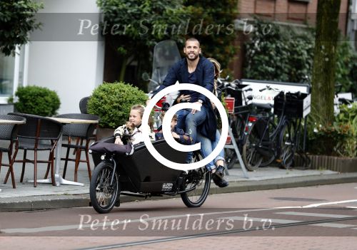Amsterdam 13 juni 2016
Johnny Heitinga met zijn vrouw Charlotte Sophie en kinderen Jezebel en Lennox op de bakfiets in Amsterdam zuid.