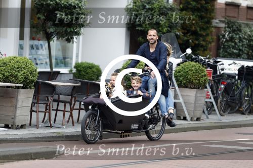 Amsterdam 13 juni 2016
Johnny Heitinga met zijn vrouw Charlotte Sophie en kinderen Jezebel en Lennox op de bakfiets in Amsterdam zuid.