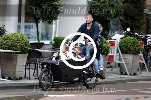 Amsterdam 13 juni 2016
Johnny Heitinga met zijn vrouw Charlotte Sophie en kinderen Jezebel en Lennox op de bakfiets in Amsterdam zuid.