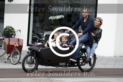 Amsterdam 13 juni 2016
Johnny Heitinga met zijn vrouw Charlotte Sophie en kinderen Jezebel en Lennox op de bakfiets in Amsterdam zuid.