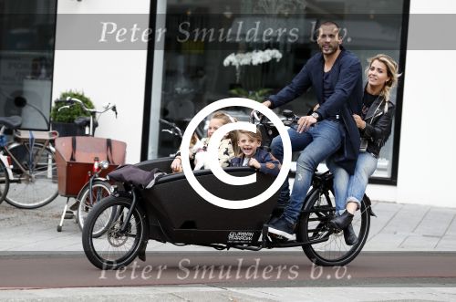 Amsterdam 13 juni 2016
Johnny Heitinga met zijn vrouw Charlotte Sophie en kinderen Jezebel en Lennox op de bakfiets in Amsterdam zuid.