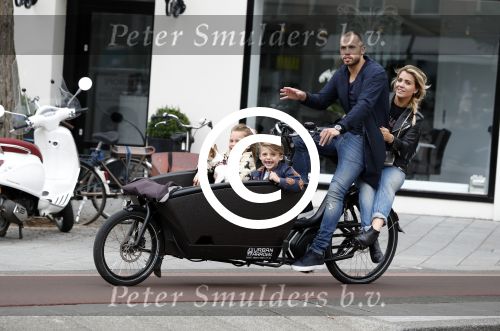 Amsterdam 13 juni 2016
Johnny Heitinga met zijn vrouw Charlotte Sophie en kinderen Jezebel en Lennox op de bakfiets in Amsterdam zuid.