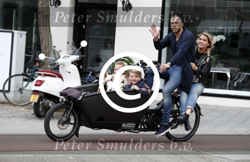 Amsterdam 13 juni 2016
Johnny Heitinga met zijn vrouw Charlotte Sophie en kinderen Jezebel en Lennox op de bakfiets in Amsterdam zuid.
