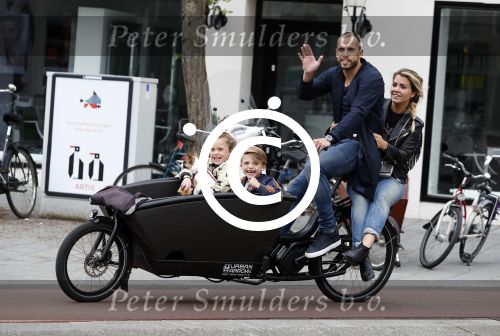 Amsterdam 13 juni 2016
Johnny Heitinga met zijn vrouw Charlotte Sophie en kinderen Jezebel en Lennox op de bakfiets in Amsterdam zuid.