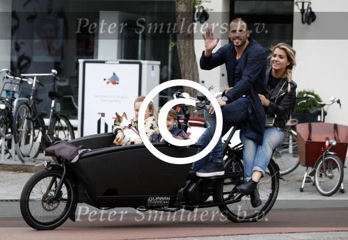Amsterdam 13 juni 2016
Johnny Heitinga met zijn vrouw Charlotte Sophie en kinderen Jezebel en Lennox op de bakfiets in Amsterdam zuid.