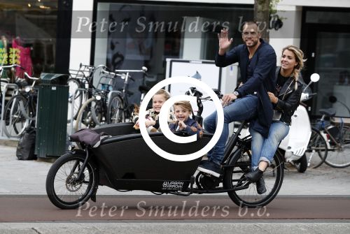 Amsterdam 13 juni 2016
Johnny Heitinga met zijn vrouw Charlotte Sophie en kinderen Jezebel en Lennox op de bakfiets in Amsterdam zuid.
