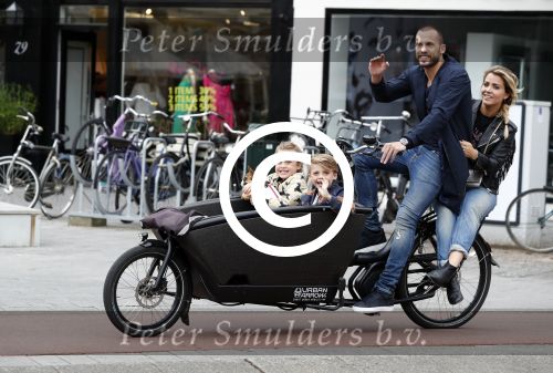 Amsterdam 13 juni 2016
Johnny Heitinga met zijn vrouw Charlotte Sophie en kinderen Jezebel en Lennox op de bakfiets in Amsterdam zuid.