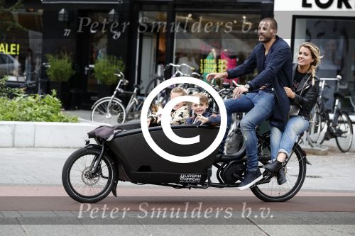 Amsterdam 13 juni 2016
Johnny Heitinga met zijn vrouw Charlotte Sophie en kinderen Jezebel en Lennox op de bakfiets in Amsterdam zuid.