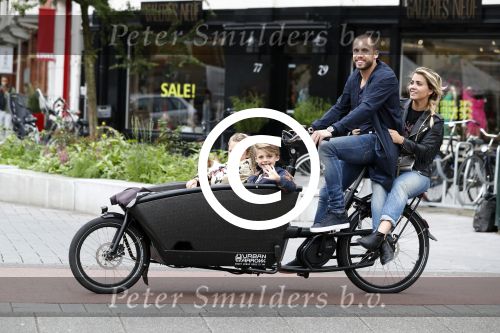 Amsterdam 13 juni 2016
Johnny Heitinga met zijn vrouw Charlotte Sophie en kinderen Jezebel en Lennox op de bakfiets in Amsterdam zuid.