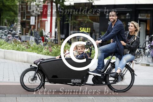 Amsterdam 13 juni 2016
Johnny Heitinga met zijn vrouw Charlotte Sophie en kinderen Jezebel en Lennox op de bakfiets in Amsterdam zuid.