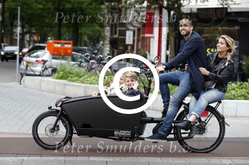 Amsterdam 13 juni 2016
Johnny Heitinga met zijn vrouw Charlotte Sophie en kinderen Jezebel en Lennox op de bakfiets in Amsterdam zuid.